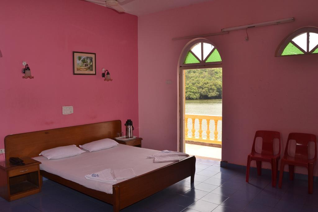 Mayem Lakeview Hotel Goa Værelse billede